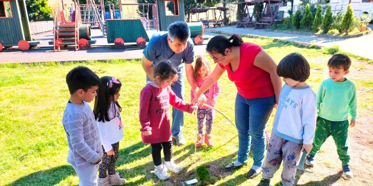 Minikler Depremde Hayatını Kaybeden Öğrenciler Anısına Fidan Dikti