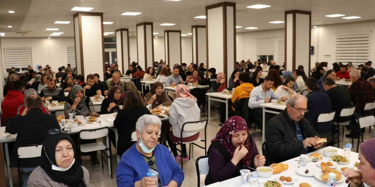 Esogü Hastanesi Personeli Ve Hasta Yakınları İftar Yemeğinde Buluştu