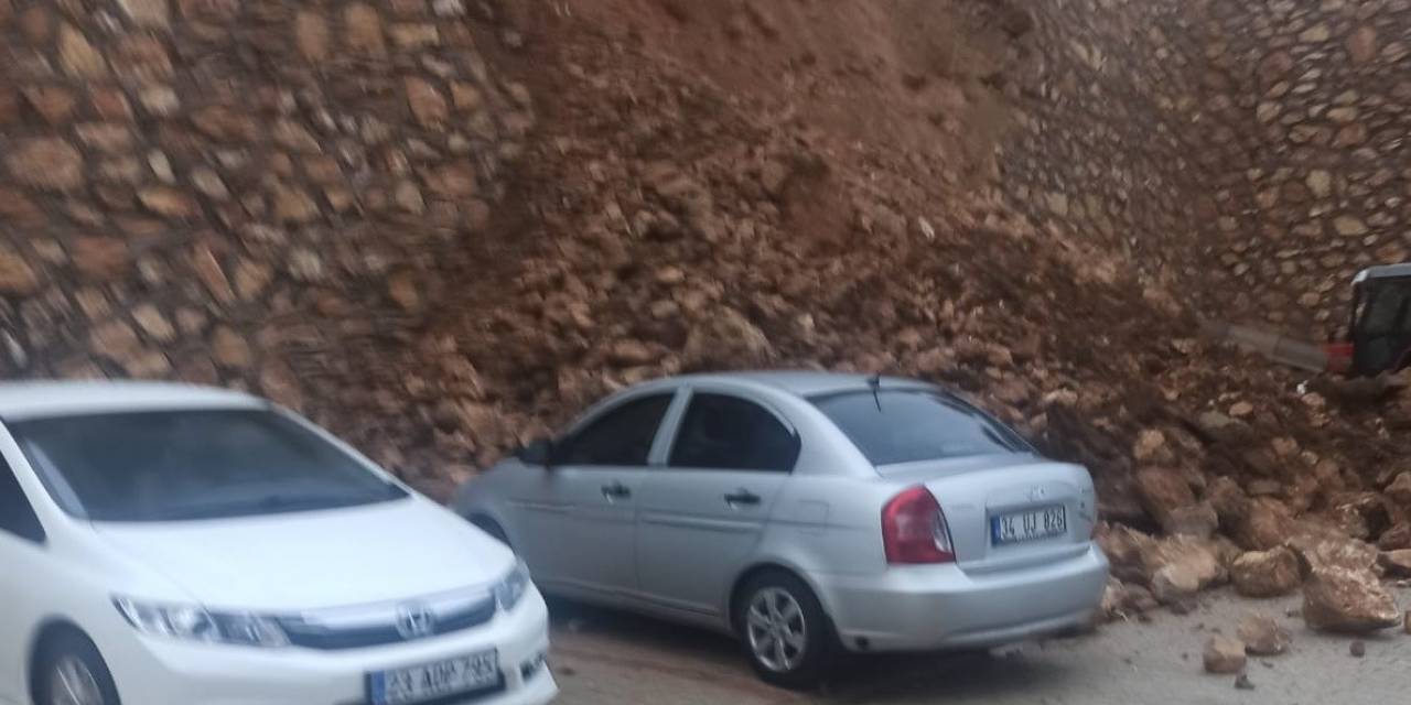 Elazığ’da Çöken İstinat Duvarının Altında Kalan Otomobil Zarar Gördü