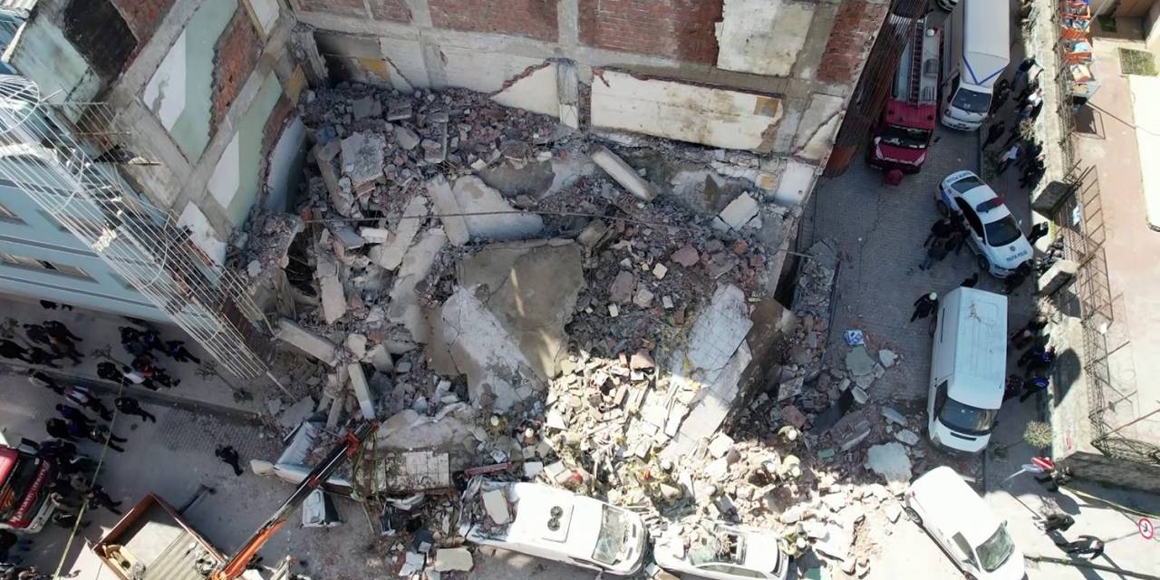 Güngören’de Çöken Metruk Bina Ve Çalışmalar Havadan Görüntülendi