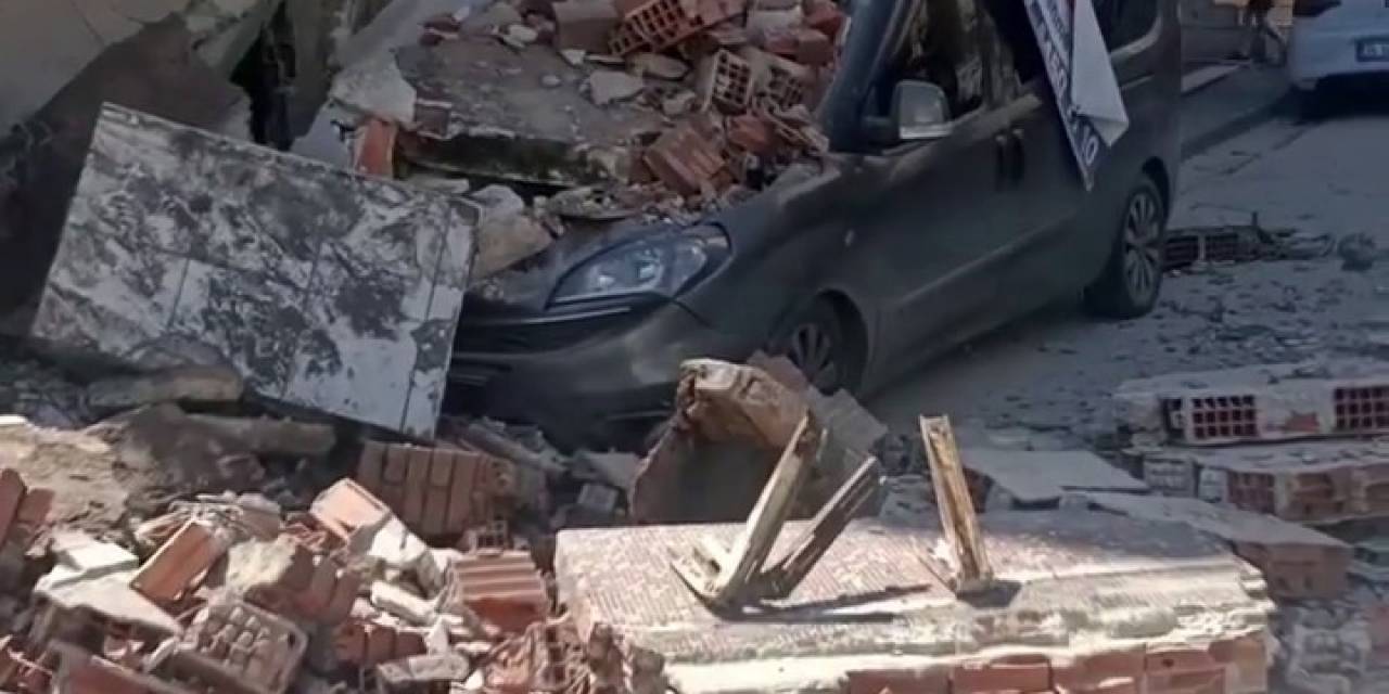 Güngören’de Metruk Bina Araçların Üzerine Çöktü