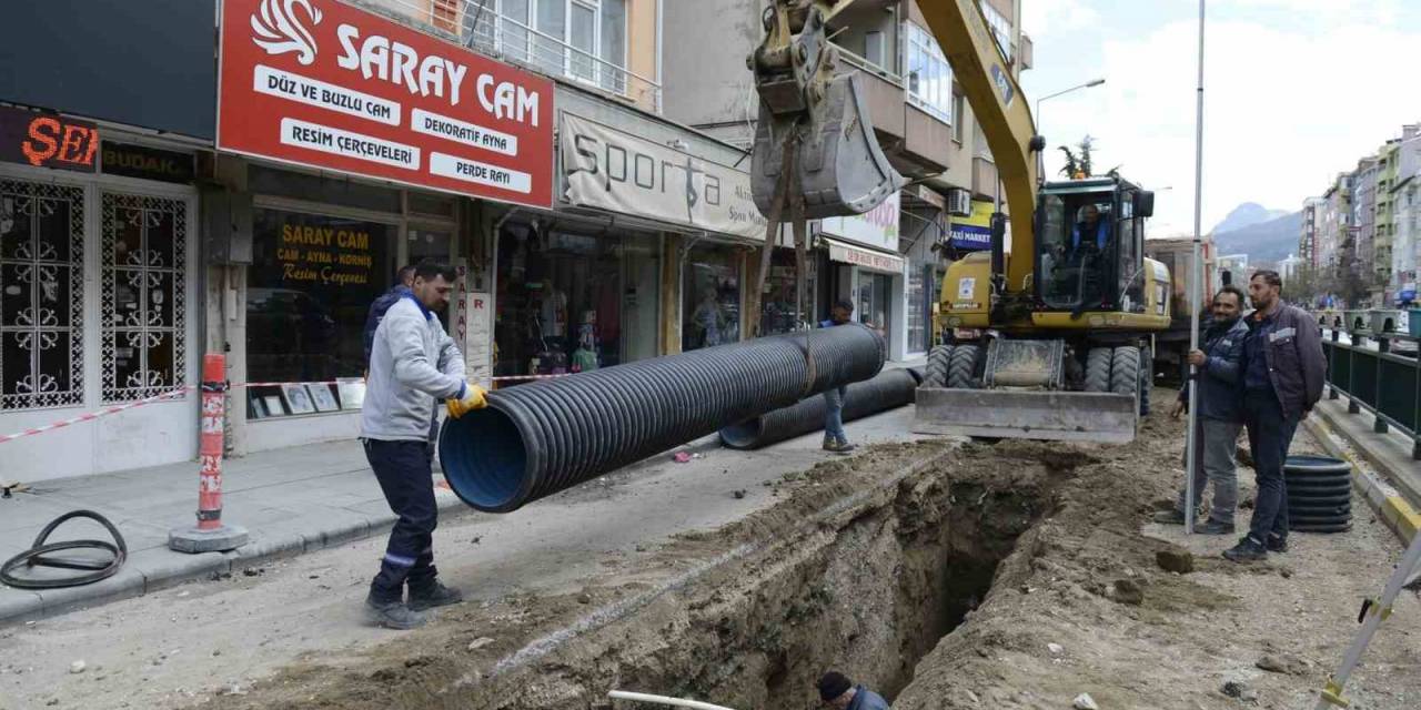 İstiklal Mahallesi Yeraltı Otoparkının Altyapı Çalışmaları Yapılıyor