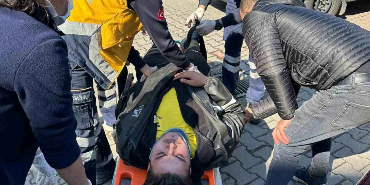 Minibüs, Motosiklet İle Çarpıştı; Kurye Yaralandı