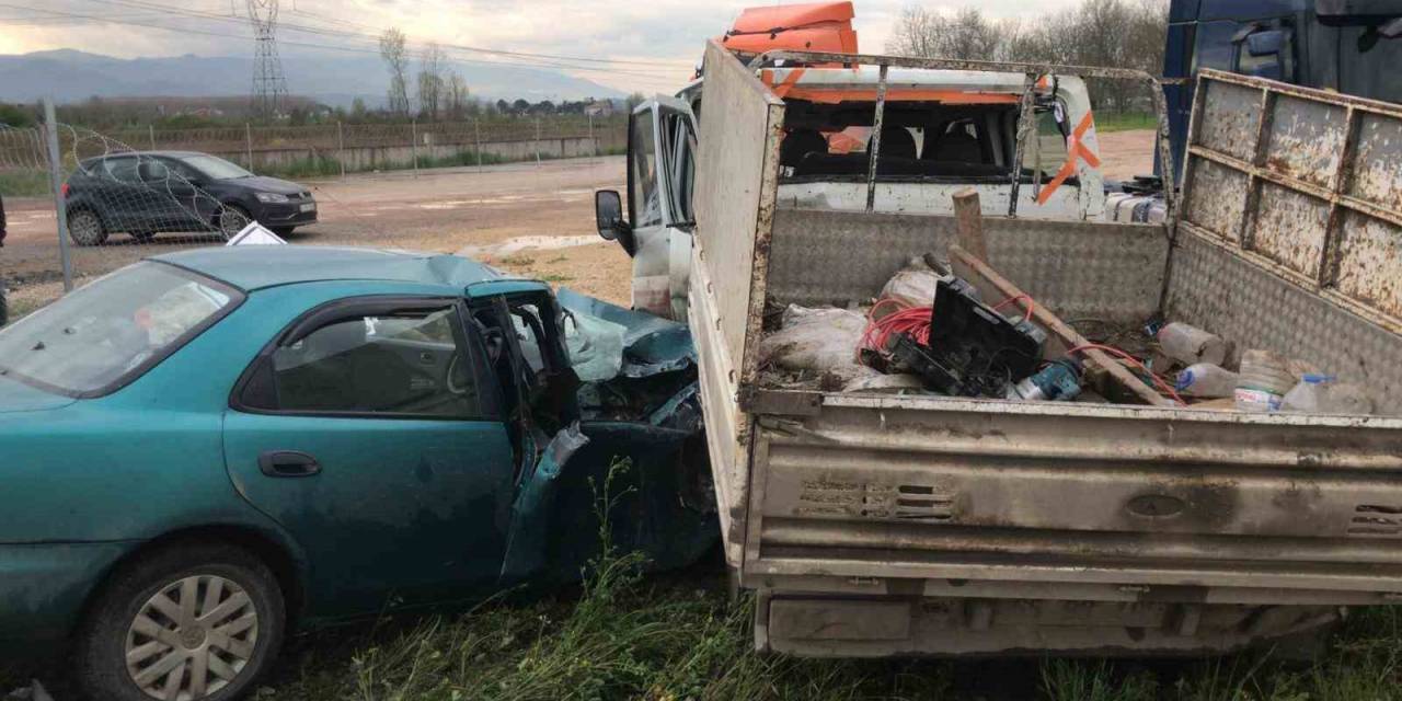 Kamyonet İle Otomobil Çarpıştı: 2 Yaralı