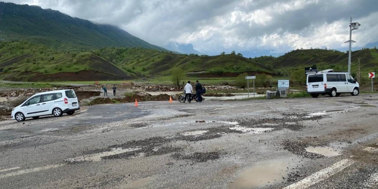 Derecik’te Sağanak Yağış Köprüleri Yıktı, Köy Yolları Ulaşıma Kapandı
