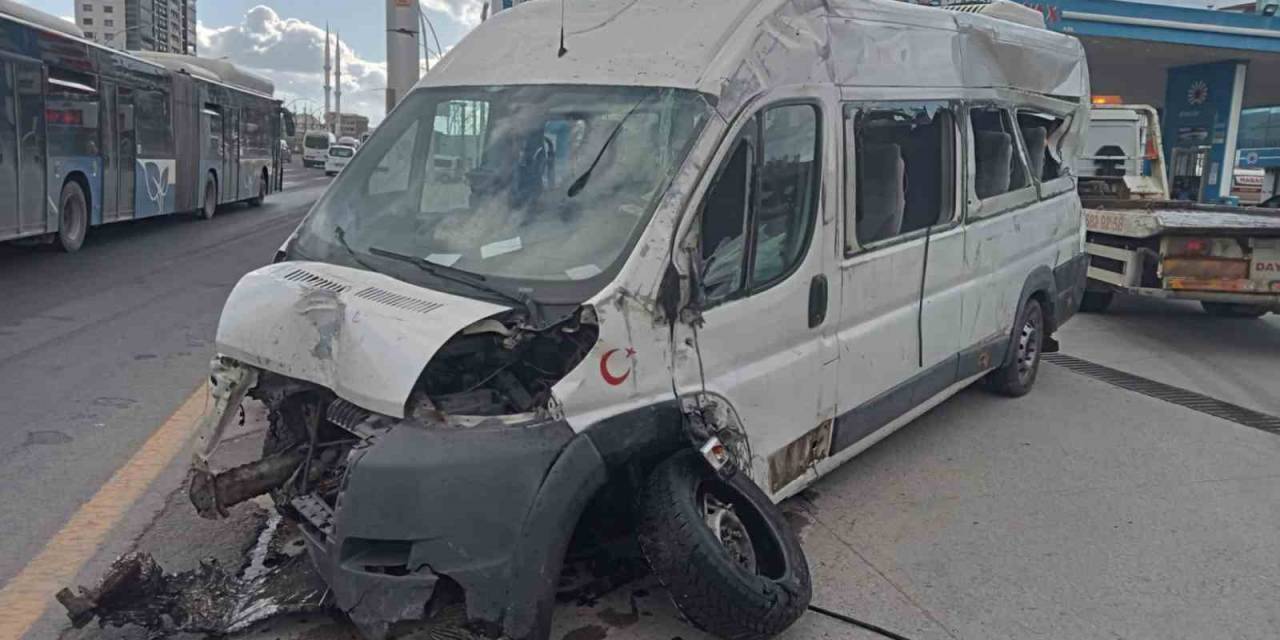 İşçileri Taşıyan Servis Minibüsü İki Otomobile Çarptı: 6 Yaralı