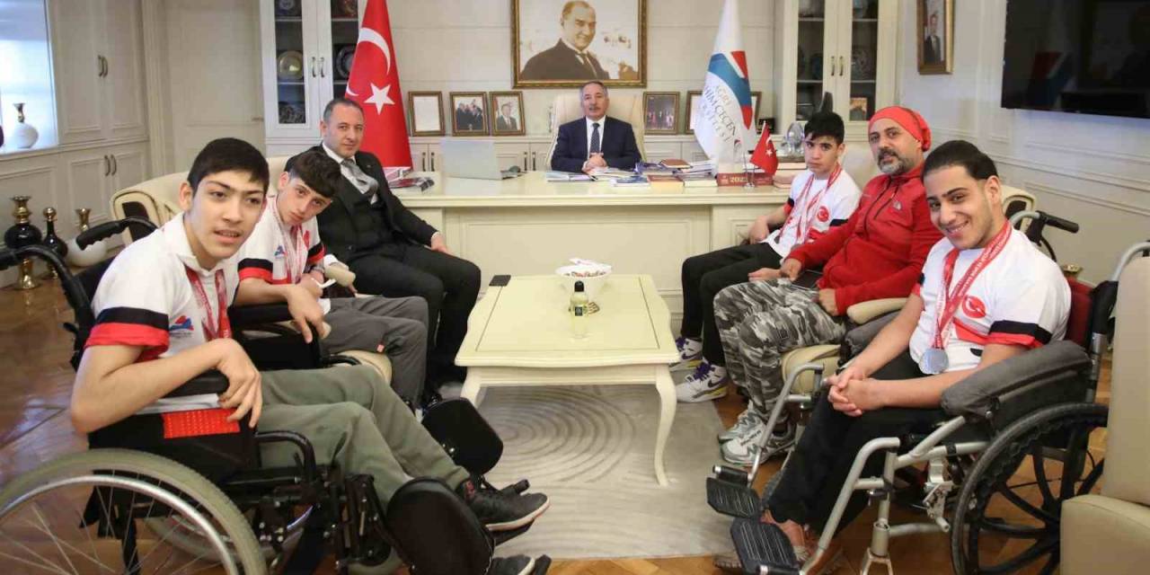 Prof. Dr. Karabulut, 15 Madalya Kazan Başarılı Sporcuları Kutladı