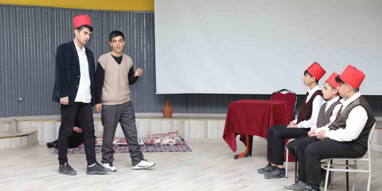 Ağrı’da Öğrencilerden İngilizce Tiyatro Gösterisi