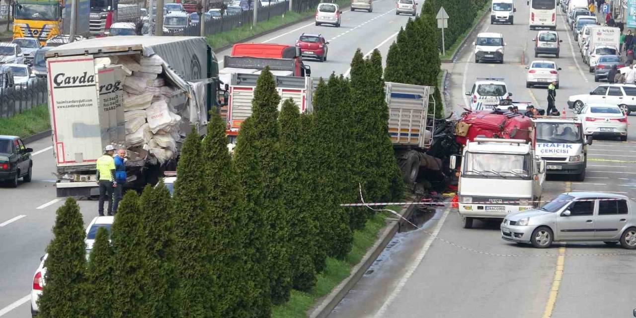 Devrilen Kamyon Karayolunu Kapattı, Zincirleme Kaza Oldu