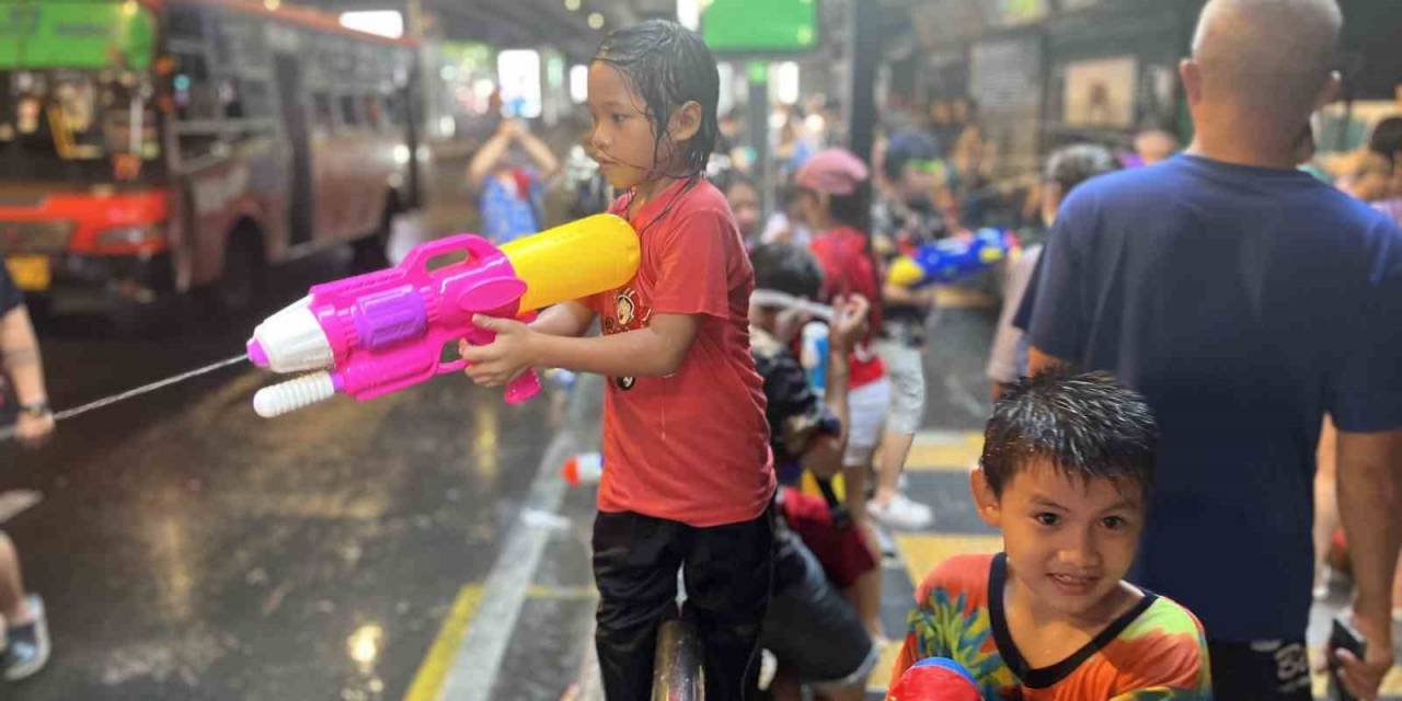 Tayland’da Su Festivali Renkli Görüntülerle Başladı