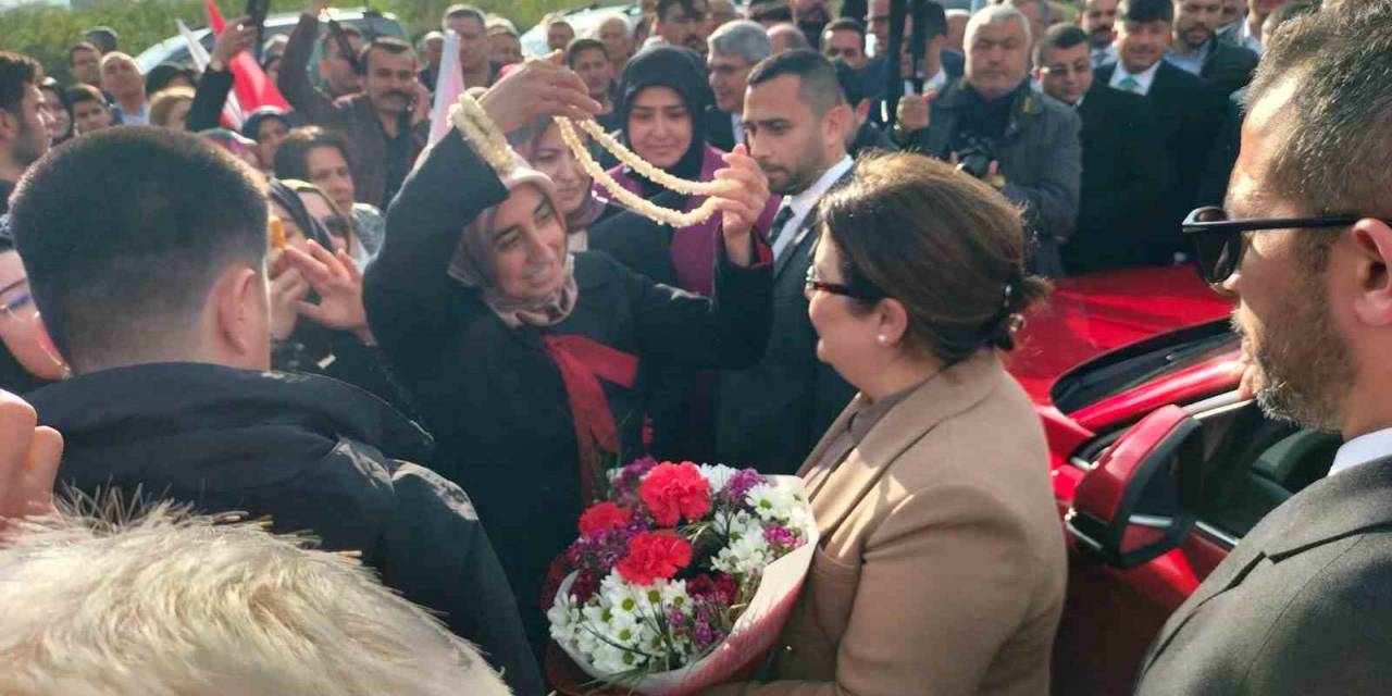 Bakan Yanık Aday Tanıtımı Toplantısına Togg İle Geldi