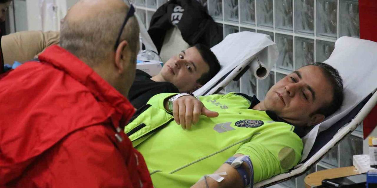 Polisler Can Kurtarmak İçin Kan Verdi