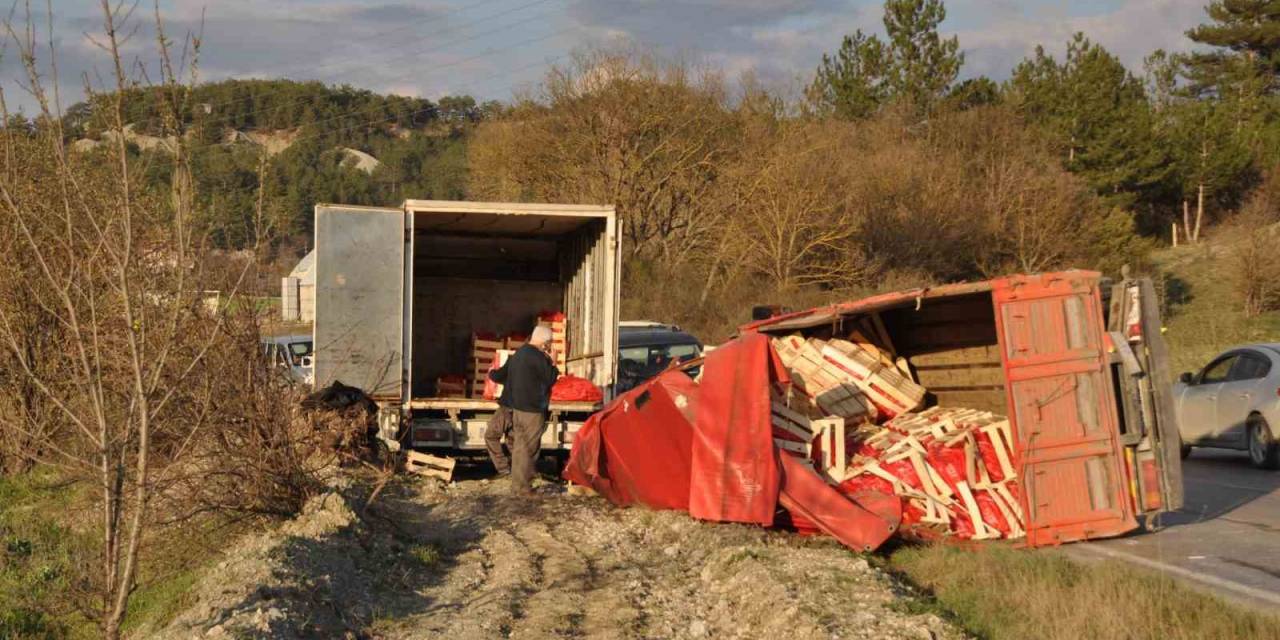 Tır İle Çarpışan Kamyon Devrildi, Havuçlar Yola Saçıldı