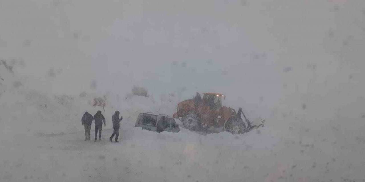 Van-bahçesaray Yolunda Mahsur Kalan 4 Kişi Ekipler Tarafından Kurtarıldı