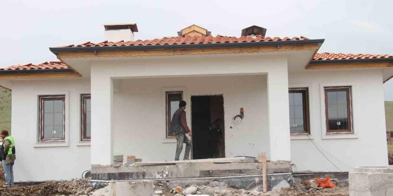 Deprem Bölgesinde Yapılan Köy Evlerinin İlk Etabı Bayramda Teslim Ediliyor
