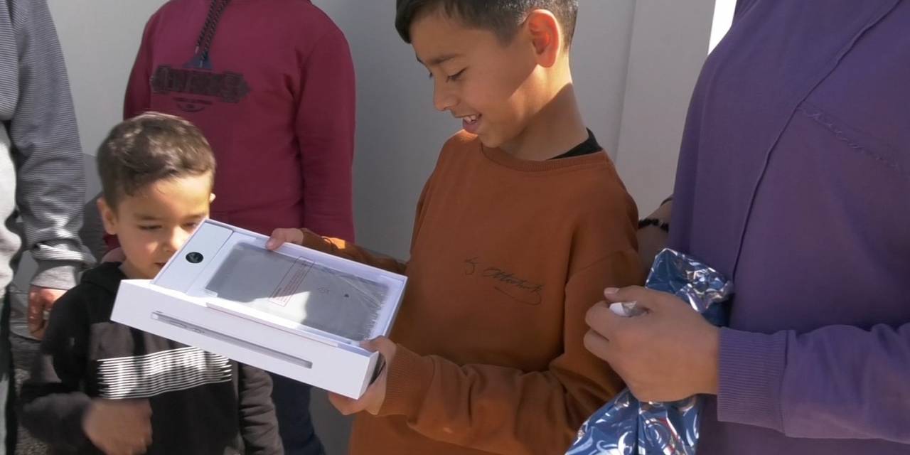 Başkan Muhittin Böcek Depremzede Öğrencilere Tablet Gönderildi