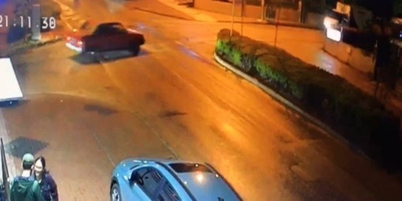 Caddenin Ortasında Duran Otomobile Motosiklet Böyle Çarptı