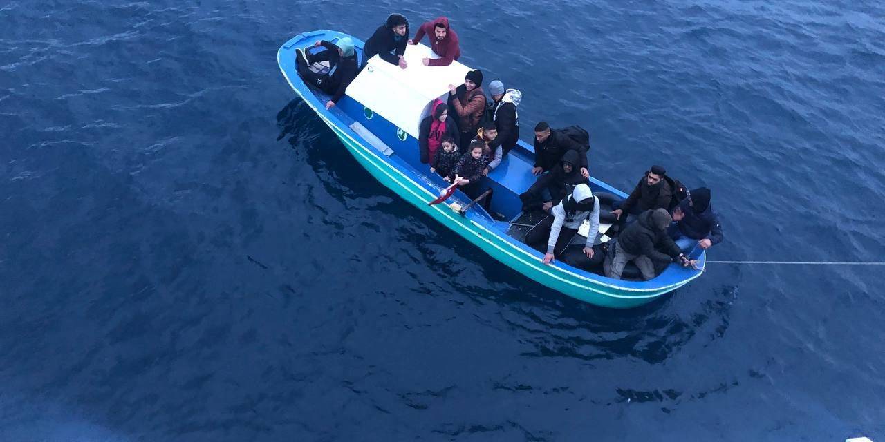 Ayvalık Açıklarında 16 Düzensiz Göçmen Kurtarıldı