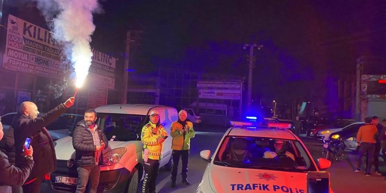 Devriyeye Çıkan Polise Konfeti Ve Çikolatalı Sürpriz