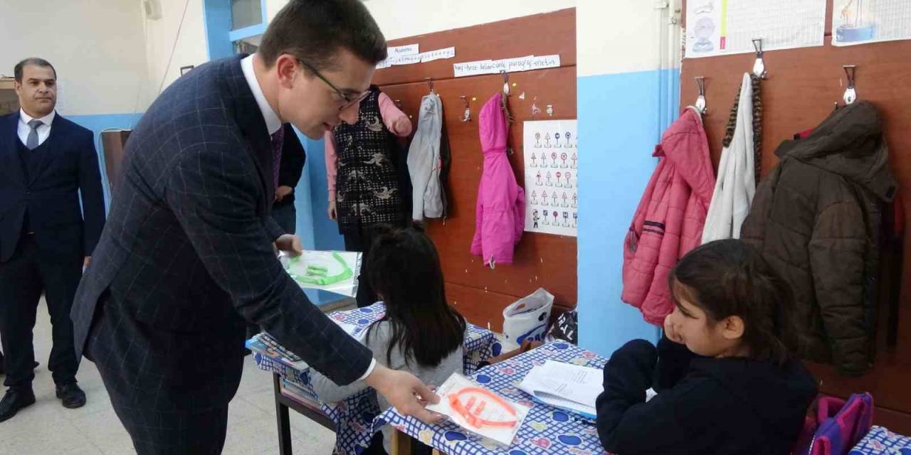 Genç Kaymakamı Kaptanoğlu’ndan Öğrencilere Bayram Hediyesi