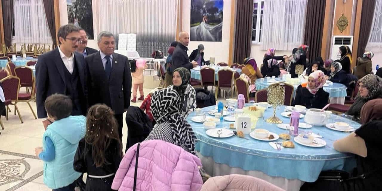 Altıntaş’ta Hafızlık Eğitimi Alan Öğrencilere İftar Yemeği