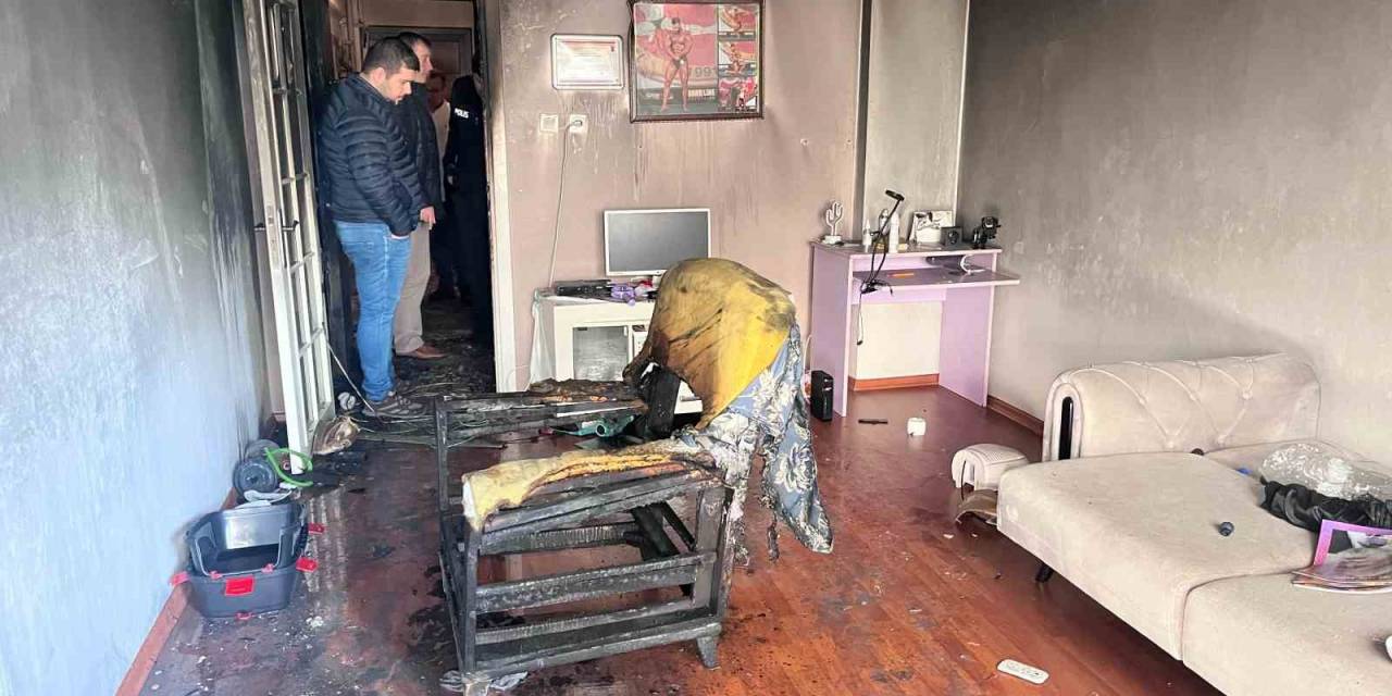 Avcılar’da Vücut Geliştirme Şampiyonu Evini Ateşe Verdi, Yaktığı Eşyaları Balkondan Attı