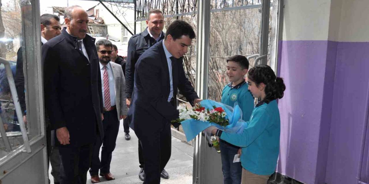 Vali Vekili Tuna, Öğrencilerin Bayramını Kutladı