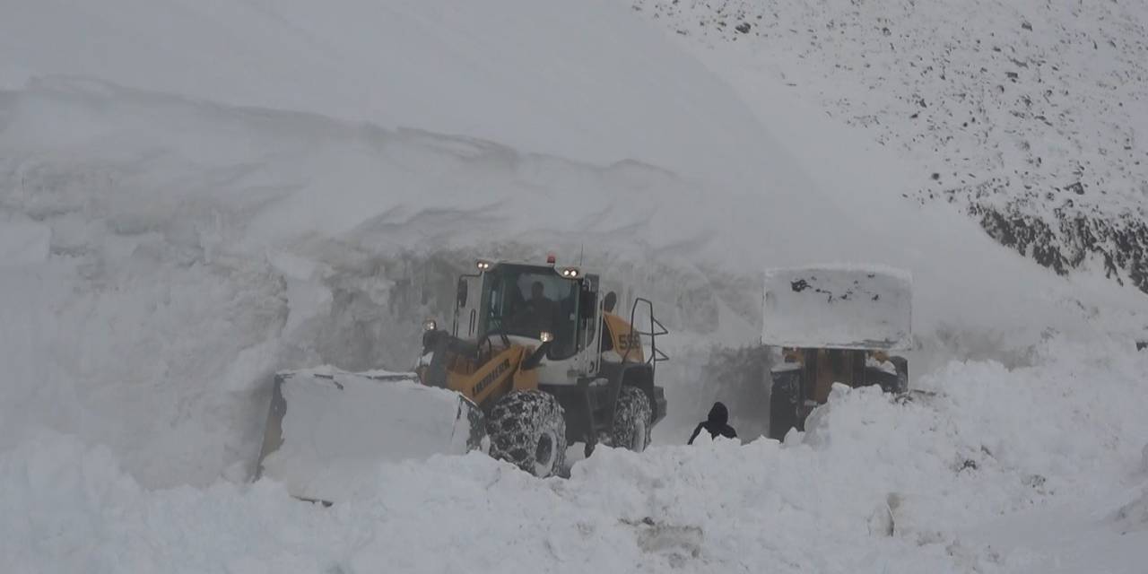 Muş’ta 6 Metre Karda Zorlu Yol Açma Çalışması