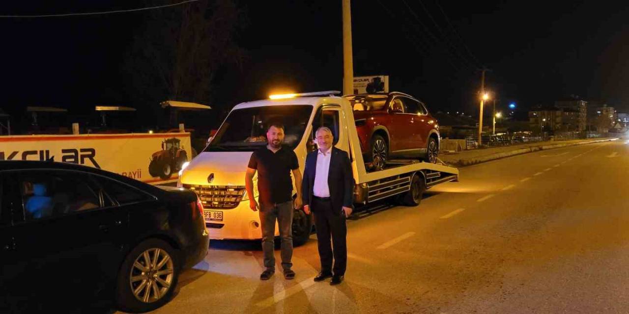 Togg’u Gören Belediye Başkanı Çekicinin Önünü Kesti, Renkli Görüntüler Oluştu