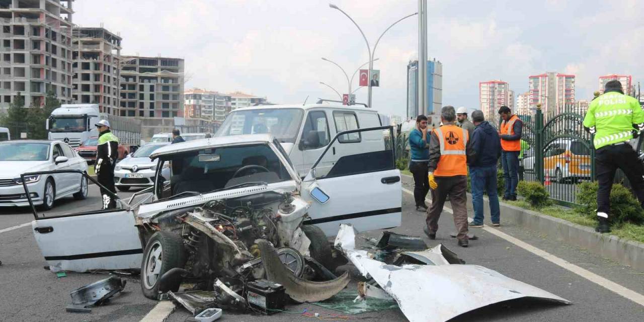 Makas Attı, Trafiği Birbirine Kattı: 2 Yaralı