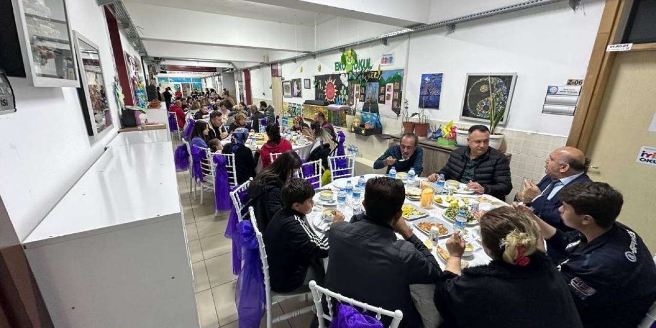 Depremzede Veli Ve Öğrenciler Okulda Kurulan İftar Sofrasında Ağırlandı
