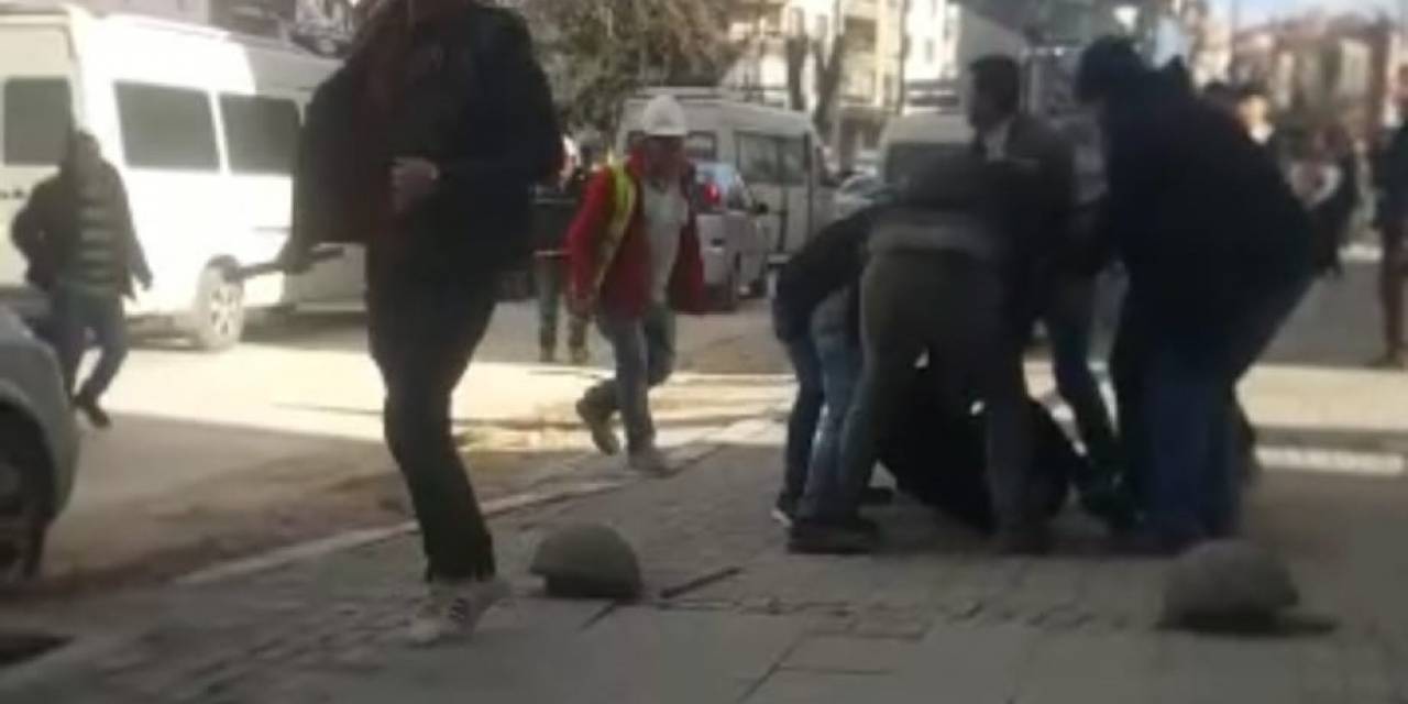 Trafikteki Yol Verme Tartışması Sopalı Kavgaya Dönüştü
