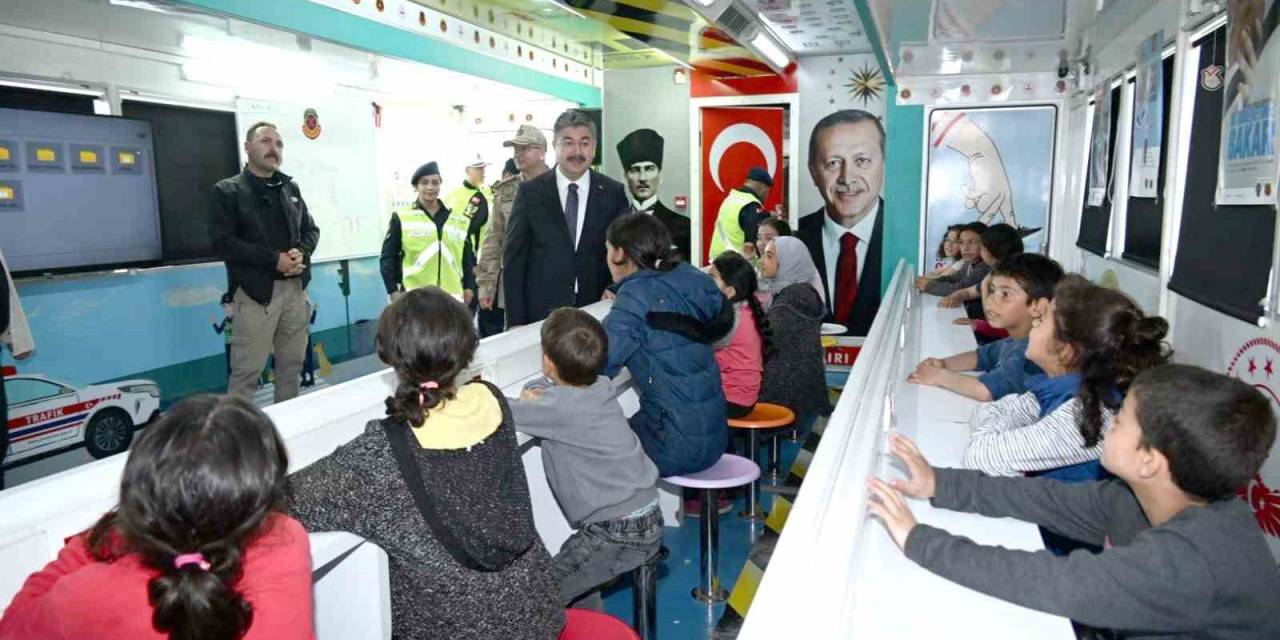 Jandarma Mobil Trafik Eğitim Tırı Depremzede Çocuklara Moral Oldu