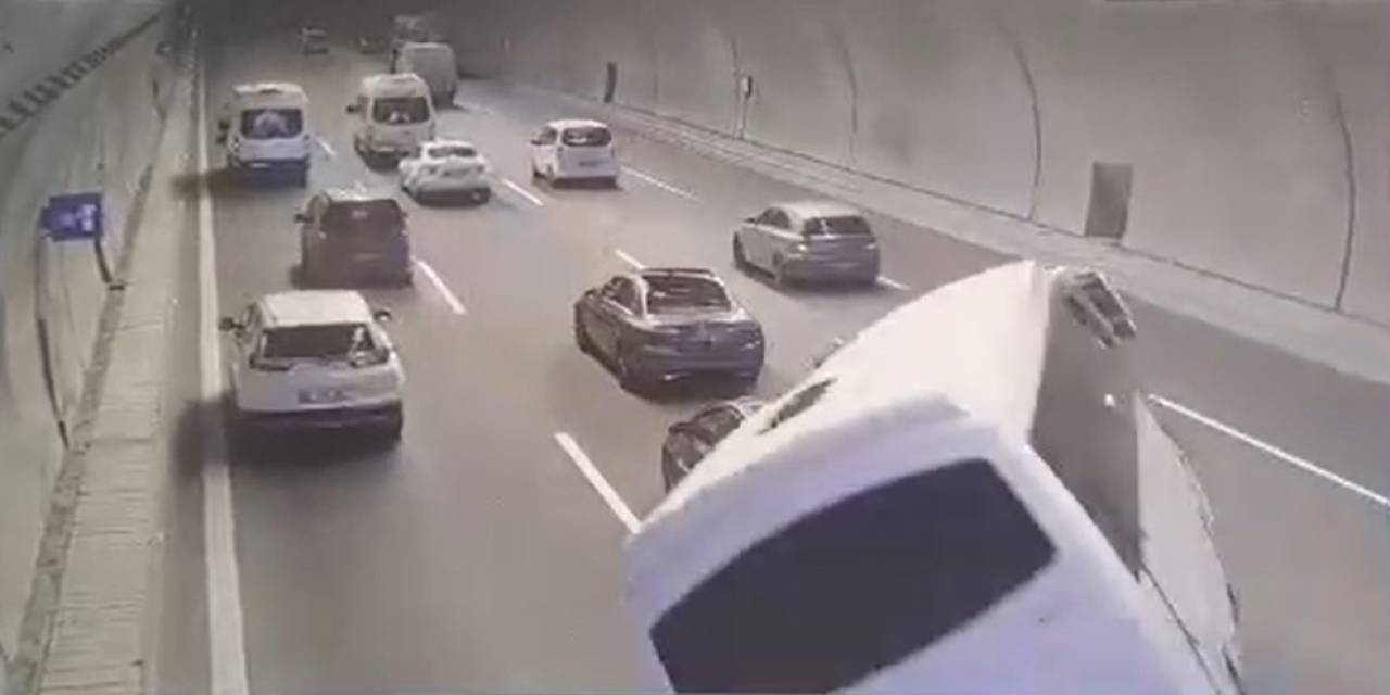 Çağlayan Adliyesi Personelini Taşıyan Servis Aracının Kaza Yaptığı Anlar Kamerada