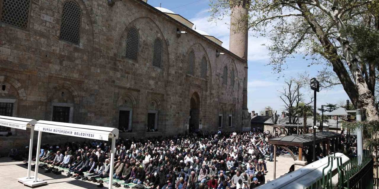 Ramazan Ayının Son Cuması Bursa Ulucami Doldu Taştı