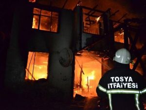 Kastamonu’da 2 Katlı Ev Tamamen Yandı