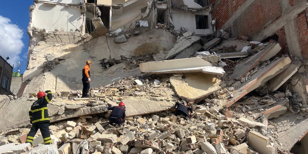 Kilis’te Ağır Hasarlı Bir Bina Çöktü
