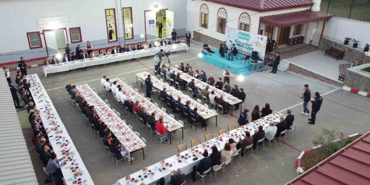 Hükümlülerin İlahileri Protokolü Mest Etti