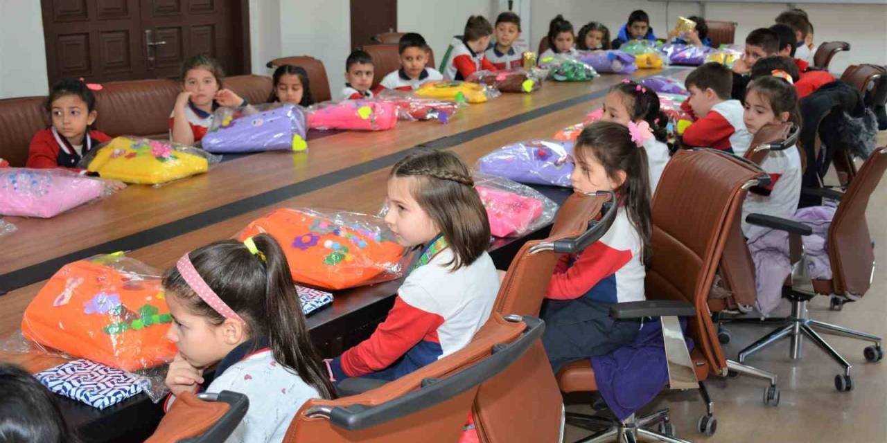 Tasarladıkları Çantaları Ve İçerisine Koydukları Malzemeleri Deprem Bölgesindeki Arkadaşlarına Gönderecekler