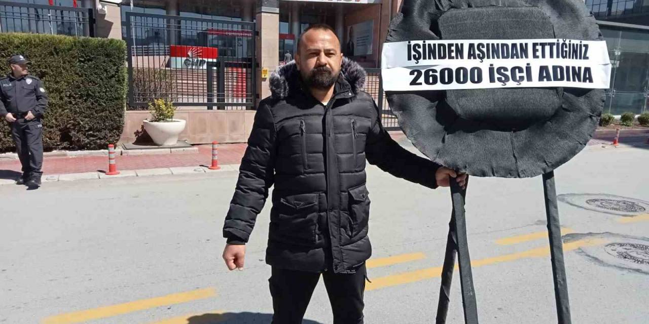 Tekirdağ Belediyesi Tarafından İşten Çıkarılan İşçiden Chp Genel Merkezi Önünde Siyah Çelenkli Eylem