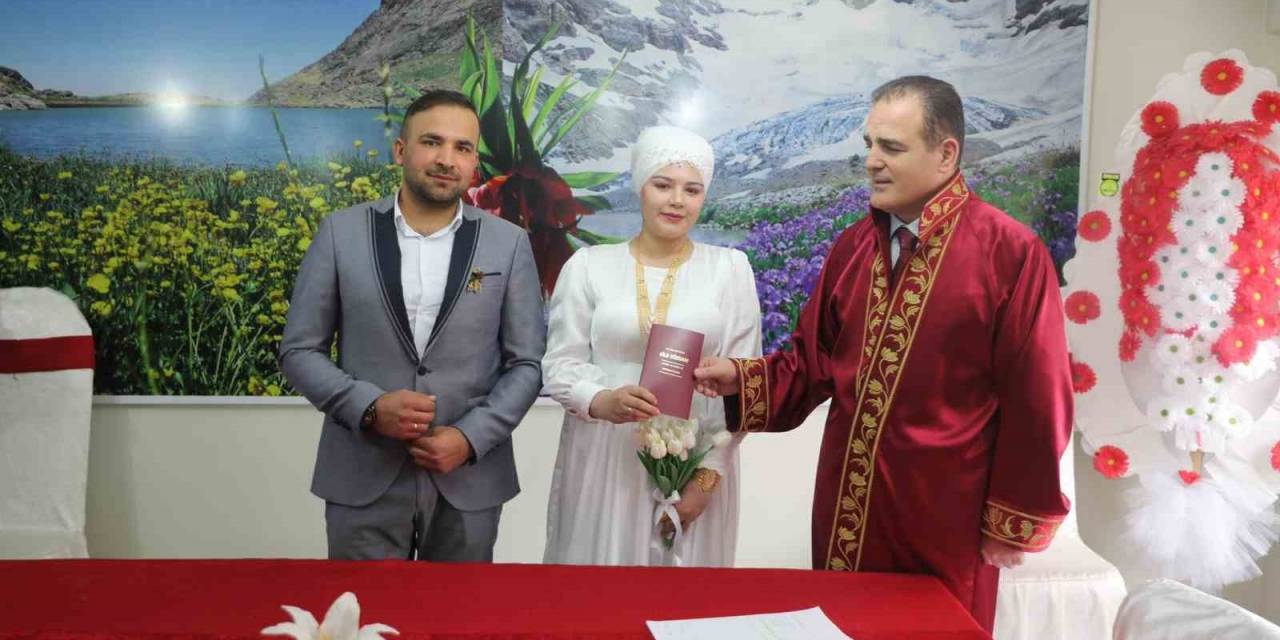 Vali Akbıyık Depremzede Çiftin Nikahını Kıydı