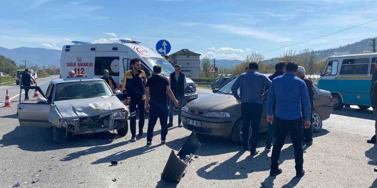Şerit İhlali Yaptı, 4 Kişi Yaralandı
