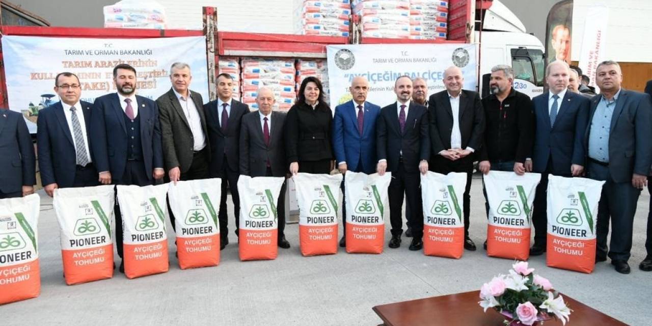 Tarım Ve Orman Bakanı Kirişci, Üreticilere Tohum Dağıttı
