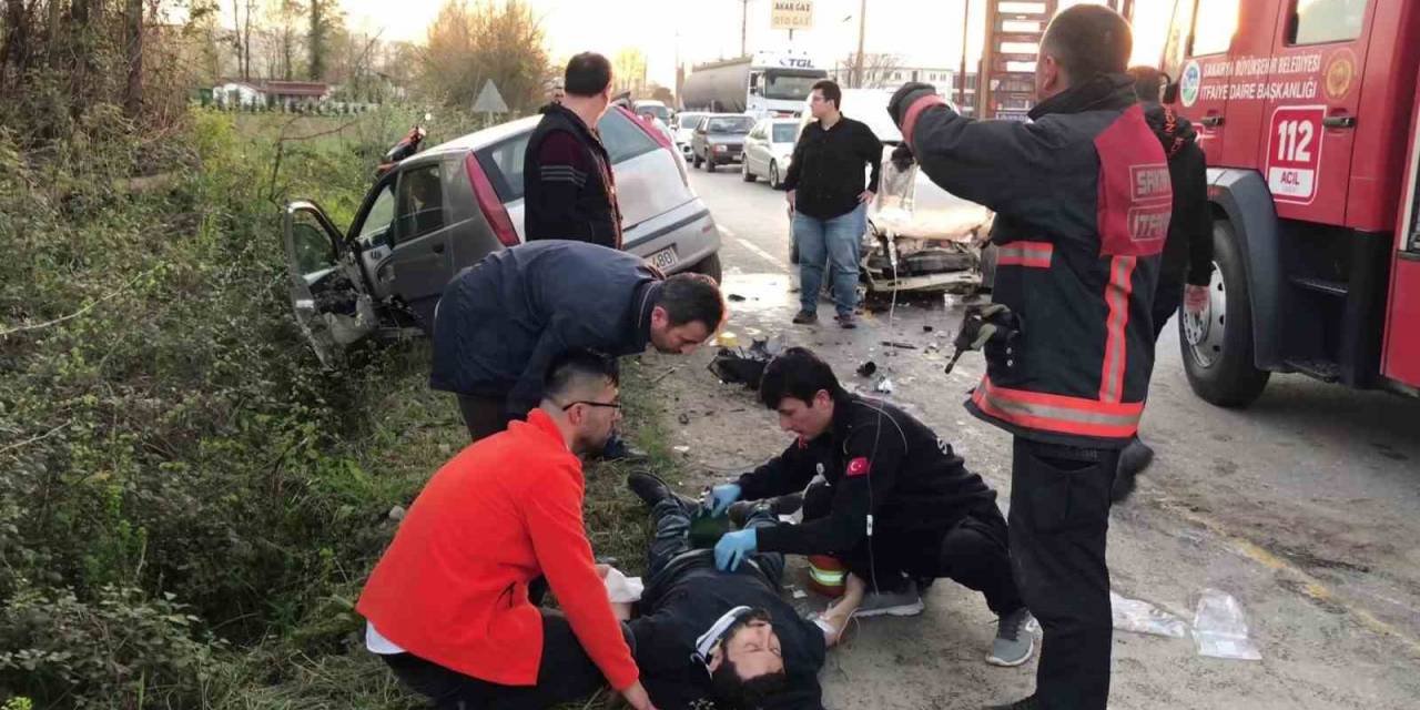 Hafif Ticari Araç İle Otomobil Kafa Kafaya Çarpıştı: 6 Yaralı