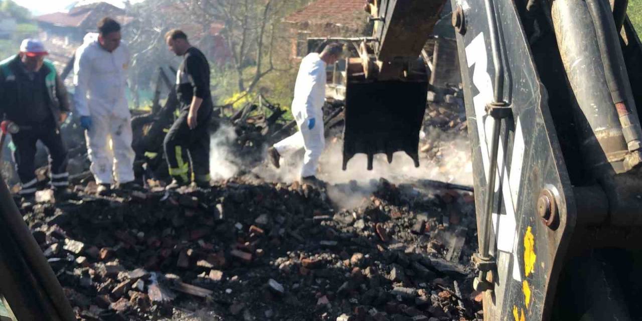 Cide’de 3 Katlı Evdeki Yangında Ölen Kadının Cansız Bedeni Bulundu