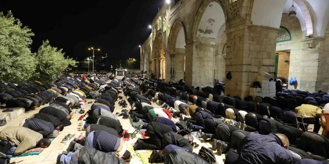 Mescid-i Aksa’da 200 Bin Müslüman Teravih Namazı Kıldı