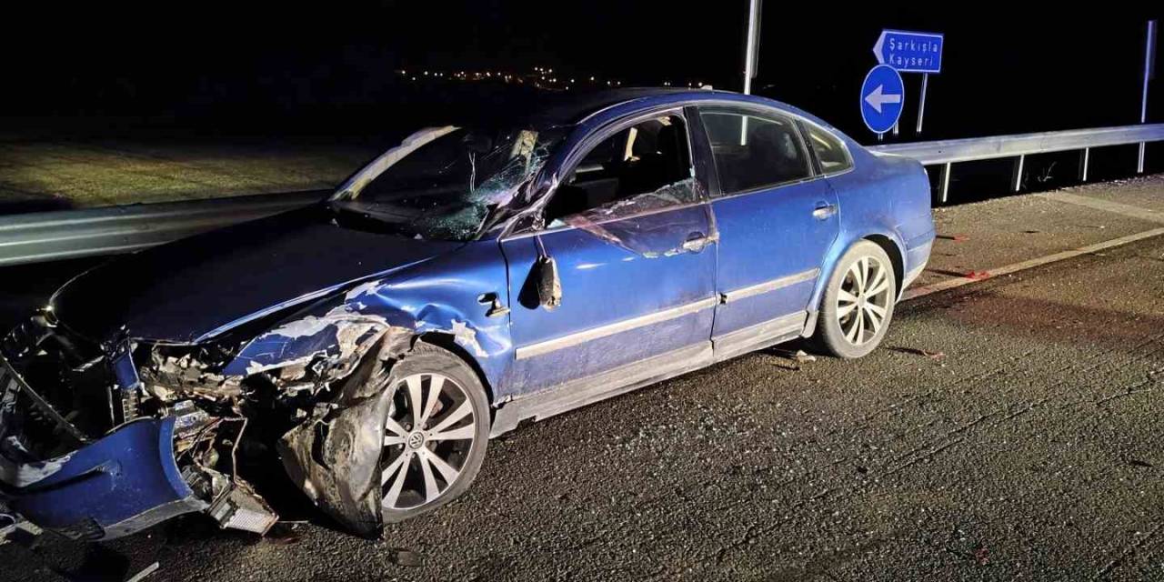 Şarkışla’da Tır İle Otomobil Çarpıştı: 3 Yaralı