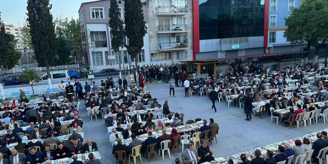 Ülkücüler 2 Bin Kişiyle İftar Yaptı