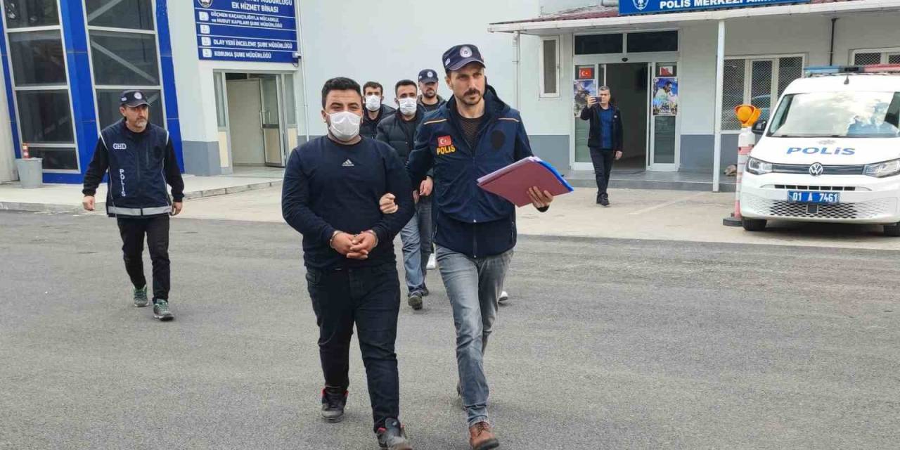 Göçmen Kaçakçısı 3 Şüpheli Yakalandı: 23 Kaçak Göçmeni Yolda Görüp Almışlar