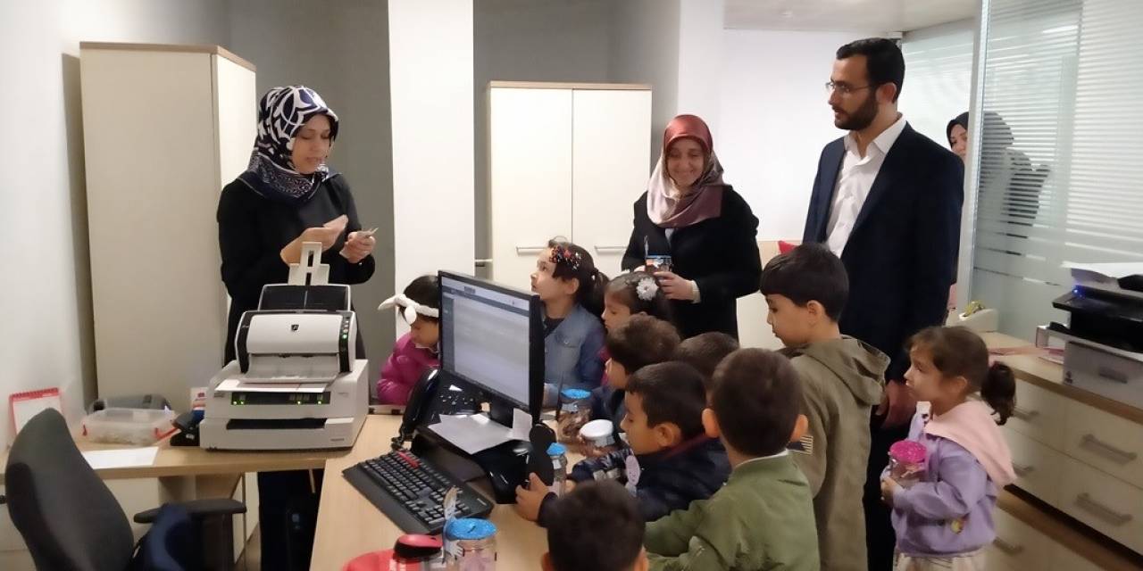Minik Öğrenciler Kumbaralarındaki Paraları Depremzedelere Gönderdi